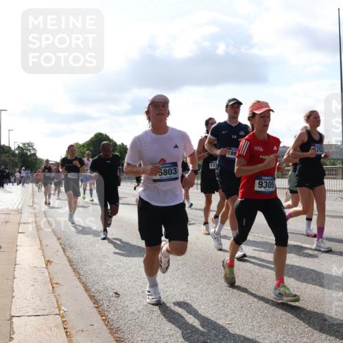 29.06.2025 - hella hamburg halbmarathon Lena Gebhardt http://msf.ph/oto/8444781 29.06.2025 09:53:17 Lombardsbrücke 1558, 5803, 133, 188, 9305, 147, 6203, 562, 1012, 1070, 1163, 1391, 1466, 1558, 1735, 1750, 1759, 1782, 2048, 2213, 2233, 2234, 2365, 2402, 2590, 2623, 2788, 2970, 3021, 3098, 3146, 3304, 3414, 3907, 3917, 3928, 4091, 4277, 4310, 4553, 4691, 4933, 4981, 4997, 5022, 5132, 5460, 5476, 5623, 5624, 5682, 5692, 6071, 6081, 6152, 6203, 6282, 6375, 6460, 6712, 6716, 6903, 7005, 7093, 7147, 7204, 7322, 7325, 7450, 7599, 7765, 8063, 8145, 8467, 8664, 9126, 13009 meine-sportfotos.de
