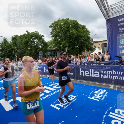 29.06.2025 - hella hamburg halbmarathon Zöllner http://msf.ph/oto/8444786 29.06.2025 10:57:19 Ziel 1387, 1877, 2417, 2676, 4167, 4940, 8585, 9450, 9577, 9884, 9934, 10383, 11590, 11612, 12014, 12590, 13750, 15110, 15229, 15664, 16625, 17660, 17779, 17848, 17993, 19184 meine-sportfotos.de