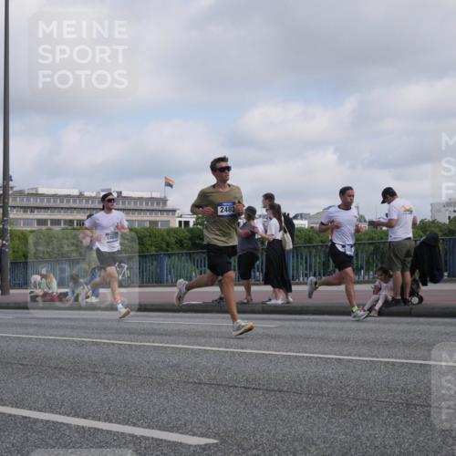 29.06.2025 - hella hamburg halbmarathon Luisa Fischer http://msf.ph/oto/8444789 29.06.2025 09:45:58 Kennedybrücke 18832, 2483, 2483, 3379, 9804, 10351 meine-sportfotos.de