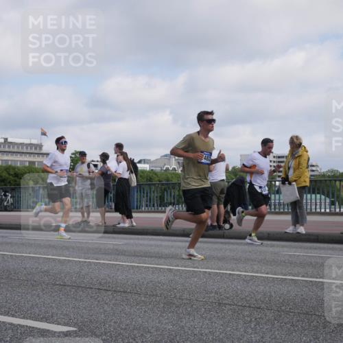 29.06.2025 - hella hamburg halbmarathon Luisa Fischer http://msf.ph/oto/8444807 29.06.2025 09:45:59 Kennedybrücke 483, 2483, 3379, 9804, 10351 meine-sportfotos.de