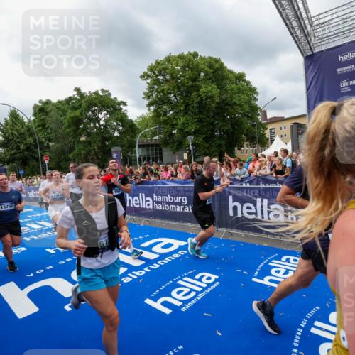 29.06.2025 - hella hamburg halbmarathon Zöllner http://msf.ph/oto/8444808 29.06.2025 10:57:19 Ziel 1387, 1877, 2417, 2676, 4167, 4940, 8585, 9450, 9577, 9884, 9934, 10383, 11590, 11612, 12014, 12590, 13750, 15110, 15229, 15664, 16625, 17660, 17779, 17848, 17993, 19184 meine-sportfotos.de