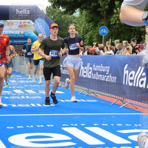 29.06.2025 - hella hamburg halbmarathon Strokosch-Dieckow http://msf.ph/oto/8444815 29.06.2025 10:49:20 Ziel 1342, 1476, 2878, 4183, 4185, 6158, 8112, 9348, 10053, 10189, 11339, 11779, 11819, 12670, 13269, 13450, 14526, 14838, 15422, 15784, 15894, 15966, 16369, 16891, 18476, 18887, 18960 meine-sportfotos.de