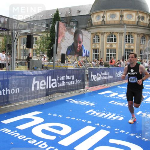 29.06.2025 - hella hamburg halbmarathon Michael Strokosch http://msf.ph/oto/8444816 29.06.2025 10:26:43 Ziel 1577, 9565, 10848, 19076 meine-sportfotos.de