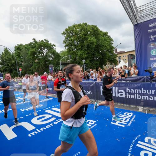 29.06.2025 - hella hamburg halbmarathon Zöllner http://msf.ph/oto/8444824 29.06.2025 10:57:19 Ziel 1387, 1877, 2417, 2676, 4167, 4940, 8585, 9450, 9577, 9884, 9934, 10383, 11590, 11612, 12014, 12590, 13750, 15110, 15229, 15664, 16625, 17660, 17779, 17848, 17993, 19184 meine-sportfotos.de