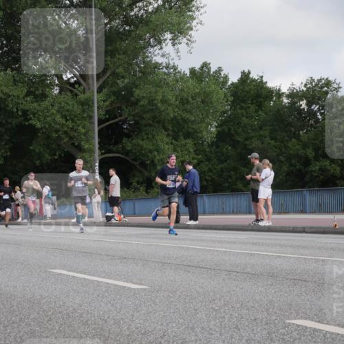 29.06.2025 - hella hamburg halbmarathon Luisa Fischer http://msf.ph/oto/8444847 29.06.2025 09:46:05 Kennedybrücke 3189, 879, 1953, 3189, 3379 meine-sportfotos.de