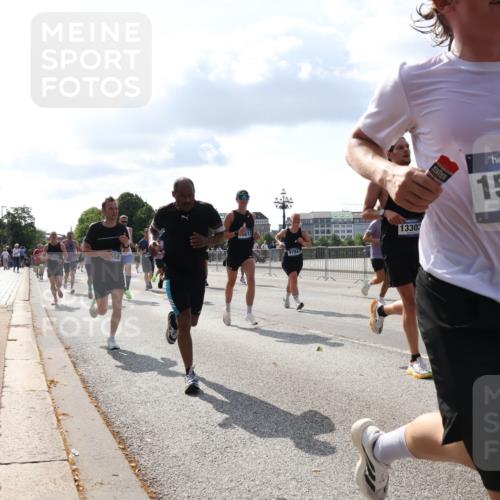 29.06.2025 - hella hamburg halbmarathon Lena Gebhardt http://msf.ph/oto/8444881 29.06.2025 09:53:18 Lombardsbrücke 558, 9794, 1330, 15803, 1759, 1012, 1391, 1466, 1558, 1735, 1750, 1759, 1782, 2048, 2213, 2233, 2234, 2365, 2402, 2590, 2623, 2788, 2970, 3021, 3098, 3146, 3304, 3414, 3907, 3917, 3928, 4091, 4277, 4310, 4553, 4691, 4933, 4981, 4997, 5022, 5132, 5460, 5476, 5623, 5624, 5682, 5692, 6071, 6081, 6152, 6203, 6282, 6375, 6460, 6712, 6716, 6903, 7005, 7093, 7147, 7204, 7322, 7325, 7450, 7599, 7765, 8063, 8145, 8467, 8664, 9126, 9965, 13009 meine-sportfotos.de