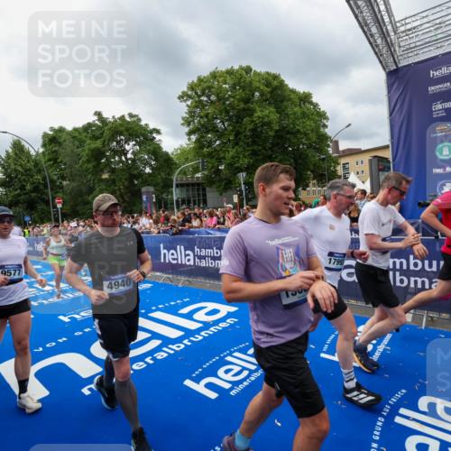 29.06.2025 - hella hamburg halbmarathon Zöllner http://msf.ph/oto/8444913 29.06.2025 10:57:21 Ziel 1877, 2417, 2676, 4940, 5926, 6272, 8585, 9450, 9577, 9934, 10383, 11590, 12014, 12590, 13664, 13750, 15110, 15229, 15664, 16625, 17660, 17779, 17848, 17993, 19184 meine-sportfotos.de
