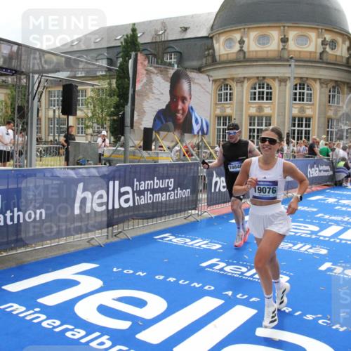 29.06.2025 - hella hamburg halbmarathon Michael Strokosch http://msf.ph/oto/8444933 29.06.2025 10:26:47 Ziel 1065, 10848, 19076 meine-sportfotos.de