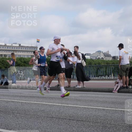 29.06.2025 - hella hamburg halbmarathon Luisa Fischer http://msf.ph/oto/8444987 29.06.2025 09:46:20 Kennedybrücke 10, 1122, 90, 08, 1122, 5308, 5344, 7231, 7793, 9079, 10173 meine-sportfotos.de