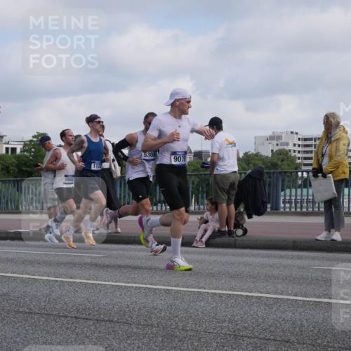 29.06.2025 - hella hamburg halbmarathon Luisa Fischer http://msf.ph/oto/8444997 29.06.2025 09:46:21 Kennedybrücke 10655, 1122, 5308, 9079, 1122, 5308, 5344, 7231, 7793, 8975, 9079, 10106, 10173 meine-sportfotos.de