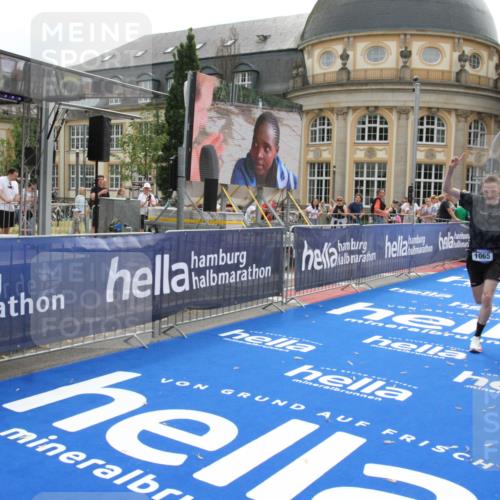 29.06.2025 - hella hamburg halbmarathon Michael Strokosch http://msf.ph/oto/8445002 29.06.2025 10:26:50 Ziel 1065, 5344, 10848 meine-sportfotos.de