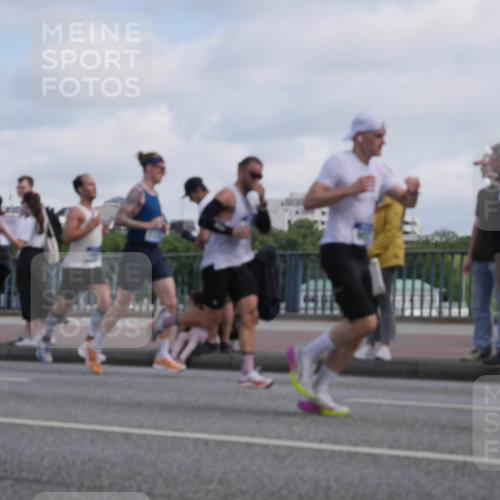 29.06.2025 - hella hamburg halbmarathon Luisa Fischer http://msf.ph/oto/8445008 29.06.2025 09:46:21 Kennedybrücke 1122, 5308, 5344, 7231, 7793, 8975, 9079, 10106, 10173 meine-sportfotos.de