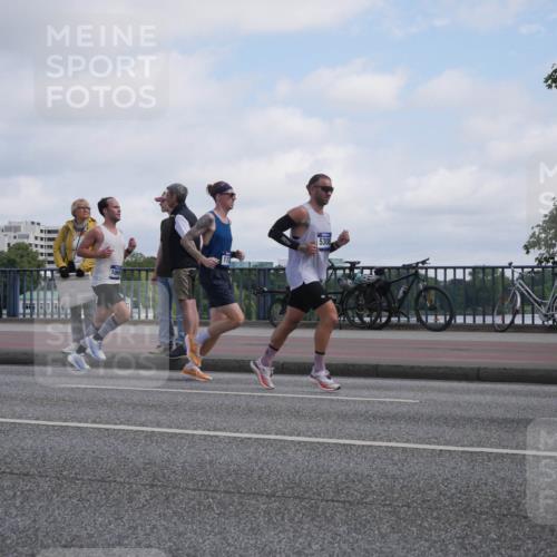 29.06.2025 - hella hamburg halbmarathon Luisa Fischer http://msf.ph/oto/8445026 29.06.2025 09:46:22 Kennedybrücke 106, 5308, 90, 1122, 5308, 5344, 7231, 7793, 8975, 9079, 10106, 10173 meine-sportfotos.de