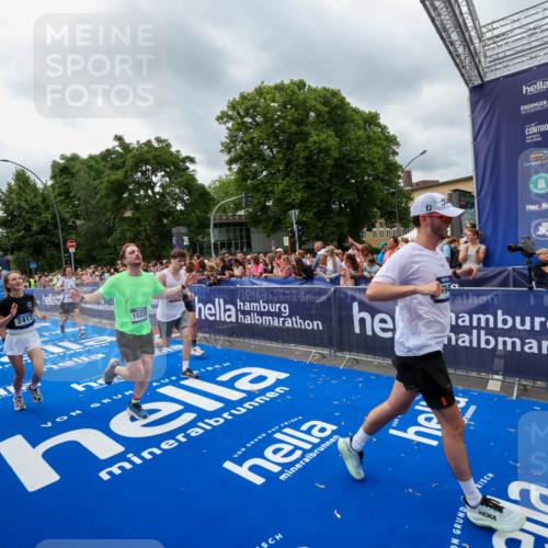 29.06.2025 - hella hamburg halbmarathon Zöllner http://msf.ph/oto/8445063 29.06.2025 10:57:24 Ziel 2417, 2676, 5926, 6272, 8585, 9450, 9727, 9934, 10383, 12014, 12590, 13664, 15229, 16625, 16830, 17160, 17779, 17848 meine-sportfotos.de