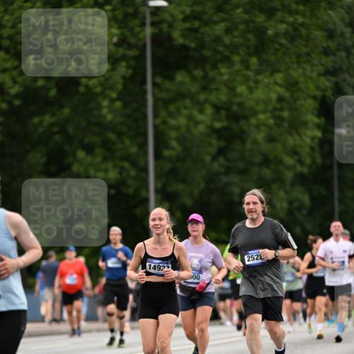 29.06.2025 - hella hamburg halbmarathon Dr. Thomas Lammeyer http://msf.ph/oto/8445069 29.06.2025 10:58:01 Kennedybrücke 1753, 1789, 1900, 1984, 2146, 2528, 2701, 3226, 4591, 4626, 5562, 5817, 5857, 6041, 6044, 6273, 6913, 7068, 7611, 7876, 8212, 8414, 8515, 8906, 9103, 9531, 9545, 9685, 10175 meine-sportfotos.de