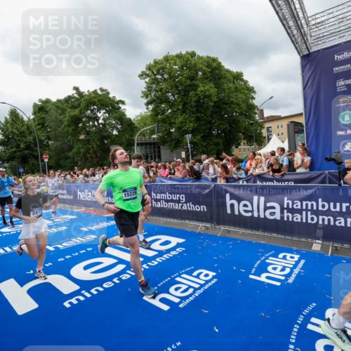 29.06.2025 - hella hamburg halbmarathon Zöllner http://msf.ph/oto/8445078 29.06.2025 10:57:24 Ziel 2417, 2676, 5926, 6272, 8585, 9450, 9727, 9934, 10383, 12014, 12590, 13664, 15229, 16625, 16830, 17160, 17779, 17848 meine-sportfotos.de
