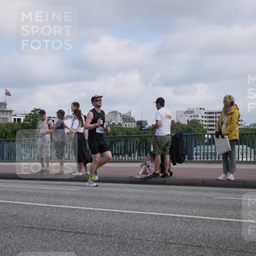 29.06.2025 - hella hamburg halbmarathon Luisa Fischer http://msf.ph/oto/8445086 29.06.2025 09:46:25 Kennedybrücke 13606, 5344, 7231, 7793, 8975, 9047, 10106, 10173 meine-sportfotos.de