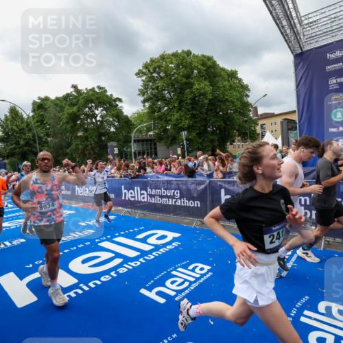 29.06.2025 - hella hamburg halbmarathon Zöllner http://msf.ph/oto/8445120 29.06.2025 10:57:25 Ziel 2417, 5926, 6272, 8585, 9450, 9727, 9934, 12014, 12590, 13394, 13664, 15229, 16625, 16830, 17160, 17779, 17828 meine-sportfotos.de