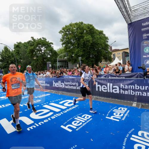 29.06.2025 - hella hamburg halbmarathon Zöllner http://msf.ph/oto/8445151 29.06.2025 10:57:26 Ziel 2417, 5926, 6272, 6281, 6302, 9450, 9727, 9934, 12014, 12590, 13394, 13664, 15695, 16625, 16830, 17160, 17779, 17828 meine-sportfotos.de
