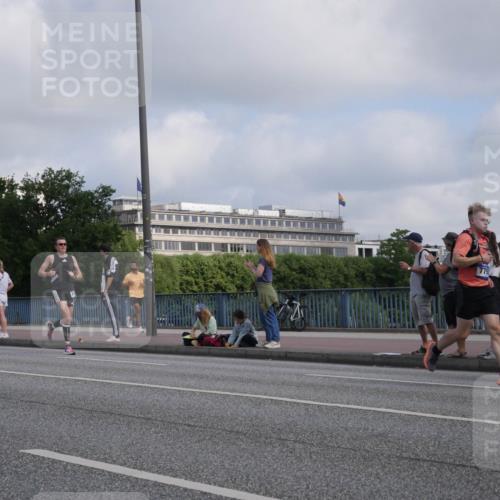 29.06.2025 - hella hamburg halbmarathon Luisa Fischer http://msf.ph/oto/8445169 29.06.2025 09:46:28 Kennedybrücke 10106, 42195, 779, 534, 5344, 7231, 7793, 8975, 9047, 10106, 10173 meine-sportfotos.de