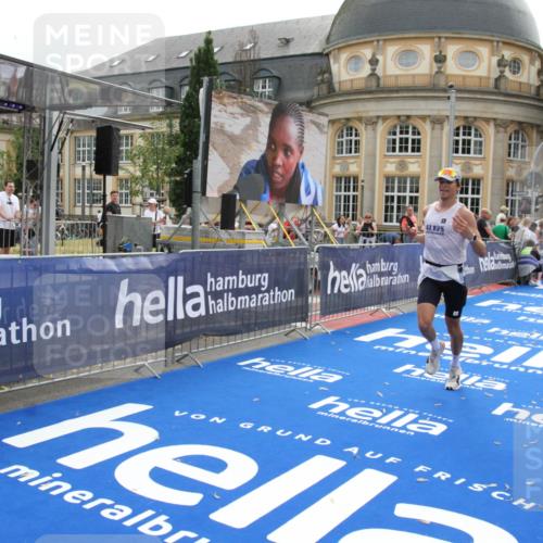 29.06.2025 - hella hamburg halbmarathon Michael Strokosch http://msf.ph/oto/8445170 29.06.2025 10:26:56 Ziel 5344, 9079, 12992, 15023 meine-sportfotos.de