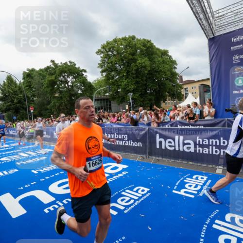29.06.2025 - hella hamburg halbmarathon Zöllner http://msf.ph/oto/8445190 29.06.2025 10:57:26 Ziel 2417, 5926, 6272, 6281, 6302, 9450, 9727, 9934, 12014, 12590, 13394, 13664, 15695, 16625, 16830, 17160, 17779, 17828 meine-sportfotos.de