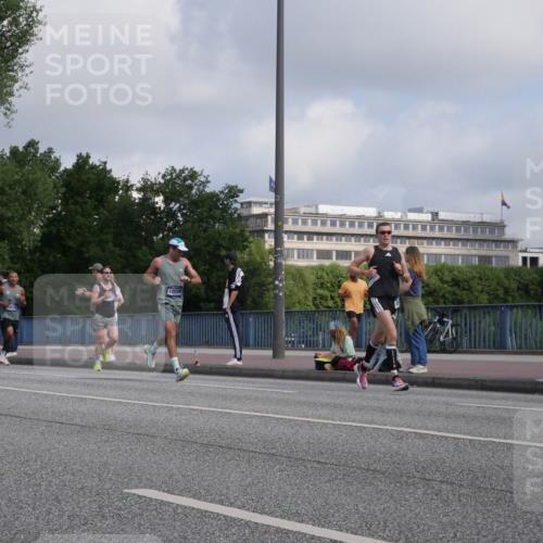 29.06.2025 - hella hamburg halbmarathon Luisa Fischer http://msf.ph/oto/8445219 29.06.2025 09:46:30 Kennedybrücke 10106, 5344, 7231, 7793, 8975, 9047, 10106, 10173, 10790 meine-sportfotos.de