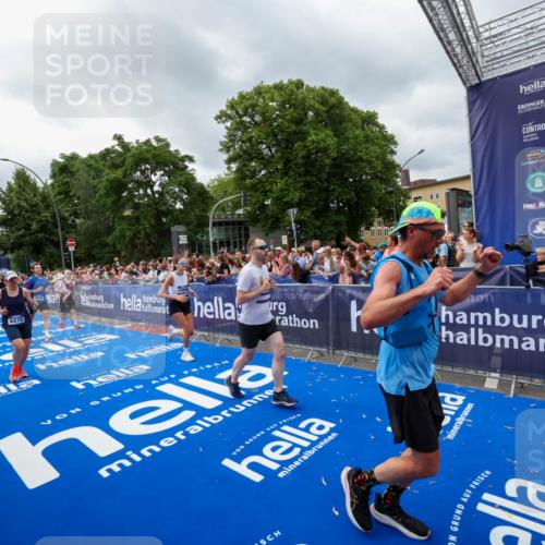 29.06.2025 - hella hamburg halbmarathon Zöllner http://msf.ph/oto/8445241 29.06.2025 10:57:27 Ziel 3435, 5926, 6272, 6281, 6302, 8393, 9450, 9727, 12014, 12590, 13394, 13664, 15695, 16093, 16625, 16830, 17160, 17758, 17828 meine-sportfotos.de