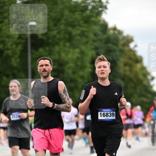 29.06.2025 - hella hamburg halbmarathon Dr. Thomas Lammeyer http://msf.ph/oto/8445247 29.06.2025 10:58:04 Kennedybrücke 1753, 1789, 1900, 1984, 2146, 2528, 2701, 3226, 4591, 4626, 5562, 5817, 5857, 6273, 6913, 7068, 7611, 7876, 8189, 8212, 8515, 8906, 9103, 9531, 9545, 9685, 10175 meine-sportfotos.de