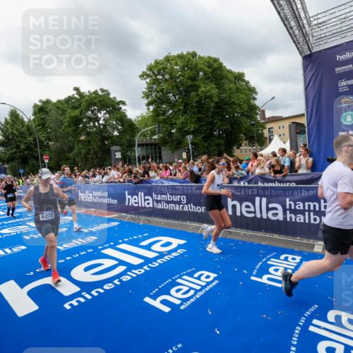 29.06.2025 - hella hamburg halbmarathon Zöllner http://msf.ph/oto/8445259 29.06.2025 10:57:28 Ziel 3435, 5926, 6272, 6281, 6302, 8393, 9450, 9727, 12144, 12590, 13394, 13664, 15695, 16093, 16830, 17160, 17758, 17828 meine-sportfotos.de
