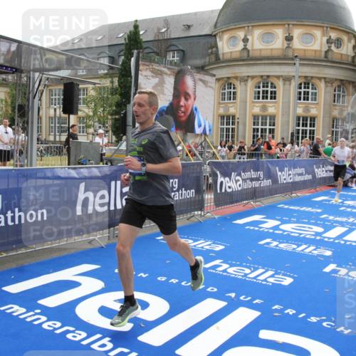 29.06.2025 - hella hamburg halbmarathon Michael Strokosch http://msf.ph/oto/8445260 29.06.2025 10:27:02 Ziel 9079, 12641, 12992, 13780, 13956, 14828, 15023, 15671, 19050 meine-sportfotos.de