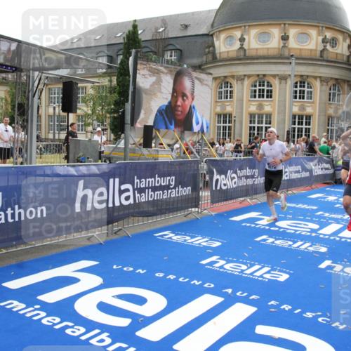 29.06.2025 - hella hamburg halbmarathon Michael Strokosch http://msf.ph/oto/8445305 29.06.2025 10:27:03 Ziel 9079, 12641, 12992, 13780, 13956, 14828, 15023, 15671, 19050 meine-sportfotos.de
