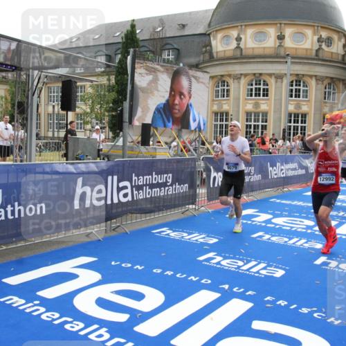 29.06.2025 - hella hamburg halbmarathon Michael Strokosch http://msf.ph/oto/8445319 29.06.2025 10:27:03 Ziel 9079, 12641, 12992, 13780, 13956, 14828, 15023, 15671, 19050 meine-sportfotos.de