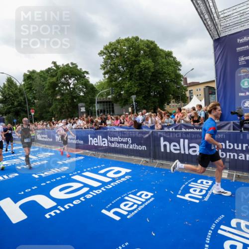 29.06.2025 - hella hamburg halbmarathon Zöllner http://msf.ph/oto/8445346 29.06.2025 10:57:29 Ziel 3435, 5926, 6272, 6281, 6302, 8393, 9727, 12144, 13394, 13664, 15695, 16093, 16830, 17160, 17758, 17828 meine-sportfotos.de