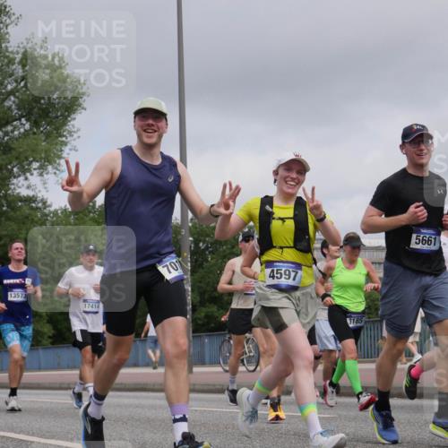 29.06.2025 - hella hamburg halbmarathon Luisa Fischer http://msf.ph/oto/8445349 29.06.2025 10:27:23 Kennedybrücke 11300, 13573, 17414, 701, 4597, 5661, 1304, 821, 3185, 1005, 1009, 1304, 2108, 2766, 3185, 3579, 4122, 4391, 4597, 5055, 5160, 5661, 7013, 8149, 8676, 8717, 9603, 9715 meine-sportfotos.de