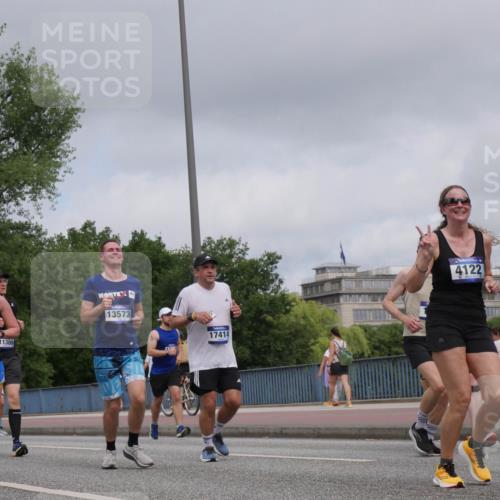 29.06.2025 - hella hamburg halbmarathon Luisa Fischer http://msf.ph/oto/8445371 29.06.2025 10:27:24 Kennedybrücke 18314, 11300, 80, 13573, 17414, 4122, 31, 1005, 1009, 1304, 2108, 2766, 3185, 3579, 4122, 4391, 4597, 5055, 5160, 5661, 7013, 8149, 8676, 8717, 9603, 9715 meine-sportfotos.de