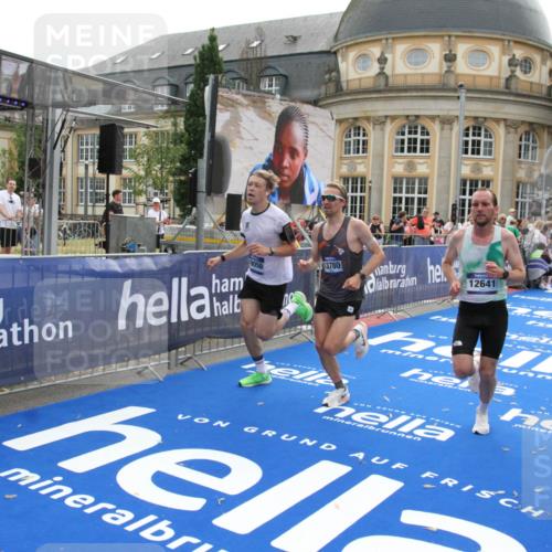29.06.2025 - hella hamburg halbmarathon Michael Strokosch http://msf.ph/oto/8445393 29.06.2025 10:27:04 Ziel 9079, 12641, 12992, 13780, 13956, 14828, 15671, 19050 meine-sportfotos.de