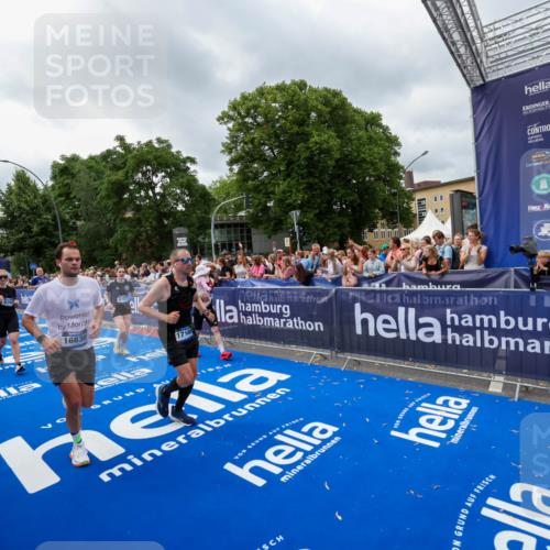 29.06.2025 - hella hamburg halbmarathon Zöllner http://msf.ph/oto/8445420 29.06.2025 10:57:31 Ziel 3435, 5015, 5134, 5728, 6281, 6302, 8393, 9727, 12144, 13245, 13394, 15695, 16093, 16830, 17160, 17758, 17828 meine-sportfotos.de