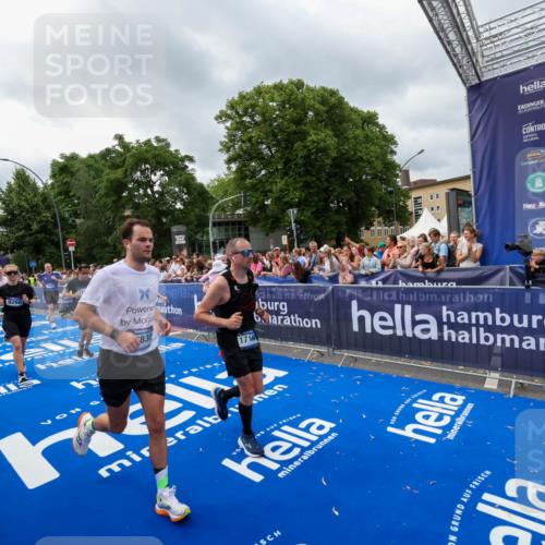 29.06.2025 - hella hamburg halbmarathon Zöllner http://msf.ph/oto/8445441 29.06.2025 10:57:31 Ziel 3435, 5015, 5134, 5728, 6281, 6302, 8393, 9727, 12144, 13245, 13394, 15695, 16093, 16830, 17160, 17758, 17828 meine-sportfotos.de