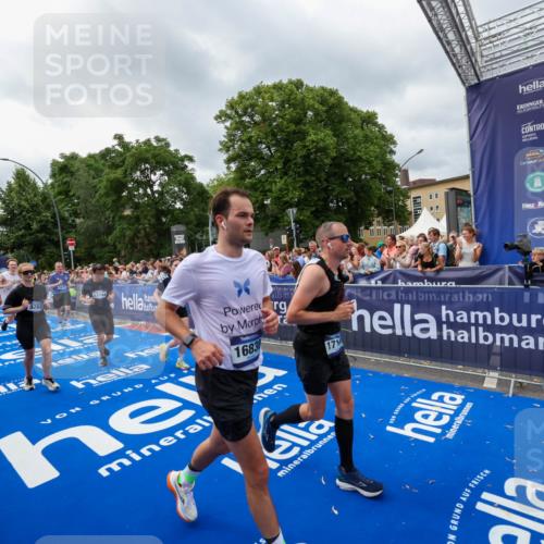 29.06.2025 - hella hamburg halbmarathon Zöllner http://msf.ph/oto/8445460 29.06.2025 10:57:31 Ziel 3435, 5015, 5134, 5728, 6281, 6302, 8393, 9727, 12144, 13245, 13394, 15695, 16093, 16830, 17160, 17758, 17828 meine-sportfotos.de