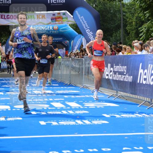 29.06.2025 - hella hamburg halbmarathon Strokosch-Dieckow http://msf.ph/oto/8445479 29.06.2025 10:39:29 Ziel 1343, 2546, 2972, 6152, 7152, 7154, 8346, 9116, 9265, 11806, 12335, 12372, 14077, 15013, 15336, 15828, 15965, 17215, 17360, 18154, 18285, 18803 meine-sportfotos.de
