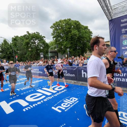 29.06.2025 - hella hamburg halbmarathon Zöllner http://msf.ph/oto/8445485 29.06.2025 10:57:32 Ziel 2236, 3435, 4502, 5015, 5134, 5728, 6281, 6302, 8393, 9727, 12144, 13245, 13394, 15695, 16093, 16830, 17160, 17758, 17828 meine-sportfotos.de