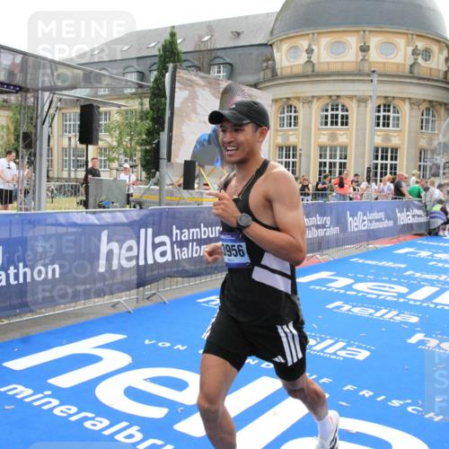 29.06.2025 - hella hamburg halbmarathon Michael Strokosch http://msf.ph/oto/8445494 29.06.2025 10:27:07 Ziel 12641, 13780, 13956, 14828, 15671 meine-sportfotos.de