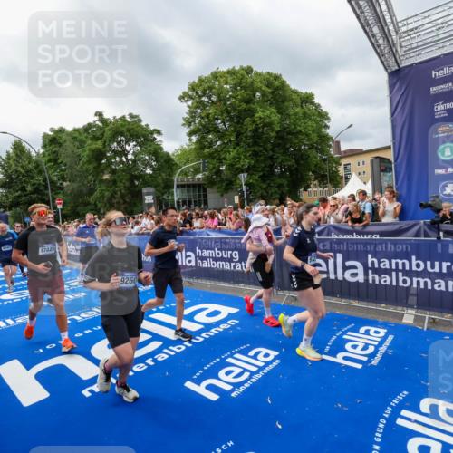 29.06.2025 - hella hamburg halbmarathon Zöllner http://msf.ph/oto/8445527 29.06.2025 10:57:32 Ziel 2236, 3435, 4502, 5015, 5134, 5728, 6281, 6302, 8393, 9727, 12144, 13245, 13394, 15695, 16093, 16830, 17160, 17758, 17828 meine-sportfotos.de