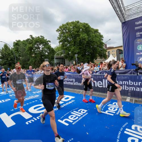29.06.2025 - hella hamburg halbmarathon Zöllner http://msf.ph/oto/8445537 29.06.2025 10:57:32 Ziel 2236, 3435, 4502, 5015, 5134, 5728, 6281, 6302, 8393, 9727, 12144, 13245, 13394, 15695, 16093, 16830, 17160, 17758, 17828 meine-sportfotos.de