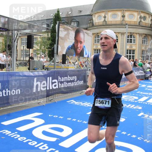 29.06.2025 - hella hamburg halbmarathon Michael Strokosch http://msf.ph/oto/8445539 29.06.2025 10:27:08 Ziel 13956, 14828, 15671 meine-sportfotos.de