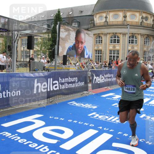 29.06.2025 - hella hamburg halbmarathon Michael Strokosch http://msf.ph/oto/8445597 29.06.2025 10:27:09 Ziel 14828, 15671 meine-sportfotos.de