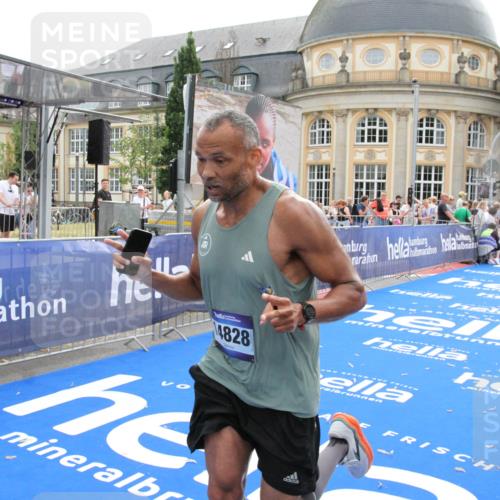 29.06.2025 - hella hamburg halbmarathon Michael Strokosch http://msf.ph/oto/8445603 29.06.2025 10:27:09 Ziel 14828, 15671 meine-sportfotos.de