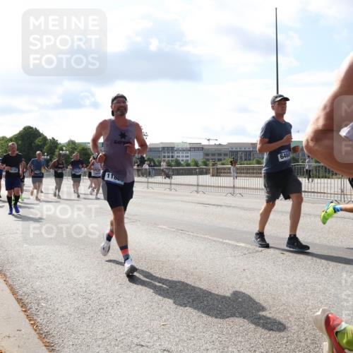 29.06.2025 - hella hamburg halbmarathon Lena Gebhardt http://msf.ph/oto/8445629 29.06.2025 09:53:22 Lombardsbrücke 9126, 6460, 1012, 1391, 1466, 1558, 1735, 1750, 1759, 2048, 2213, 2234, 2365, 2402, 2590, 2623, 2788, 2970, 3004, 3021, 3098, 3146, 3186, 3304, 3414, 3907, 3917, 3928, 4091, 4310, 4553, 4981, 4997, 5022, 5132, 5460, 5623, 5624, 5682, 5692, 6071, 6081, 6152, 6203, 6282, 6375, 6460, 6712, 6716, 6903, 7005, 7093, 7147, 7204, 7322, 7450, 7765, 8063, 8145, 8467, 8664, 9126, 9626, 9723, 9965, 13009 meine-sportfotos.de