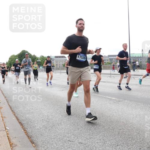 29.06.2025 - hella hamburg halbmarathon Lena Gebhardt http://msf.ph/oto/8445758 29.06.2025 10:30:00 Lombardsbrücke 2302, 3613, 17529, 1063, 1097, 1547, 1694, 2302, 2699, 3443, 3524, 3573, 3613, 4395, 4580, 5063, 5322, 5350, 6598, 6616, 6626, 7517, 7832, 8388, 8792, 8941, 9095, 9937, 10162, 10996, 11269, 11376, 11444, 11634, 12086, 12216, 12227, 12305, 12504, 12537, 12710, 13031, 13418, 13810, 14304, 15266, 16182, 16306, 16601, 16604, 16735, 16769, 17529, 17945, 18046, 18385, 18503, 18671 meine-sportfotos.de